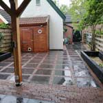 Renovatie kleine tuin in Assen met terras en houtwerk