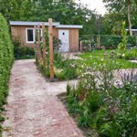 Rustige tuin met houtwerk te Assen